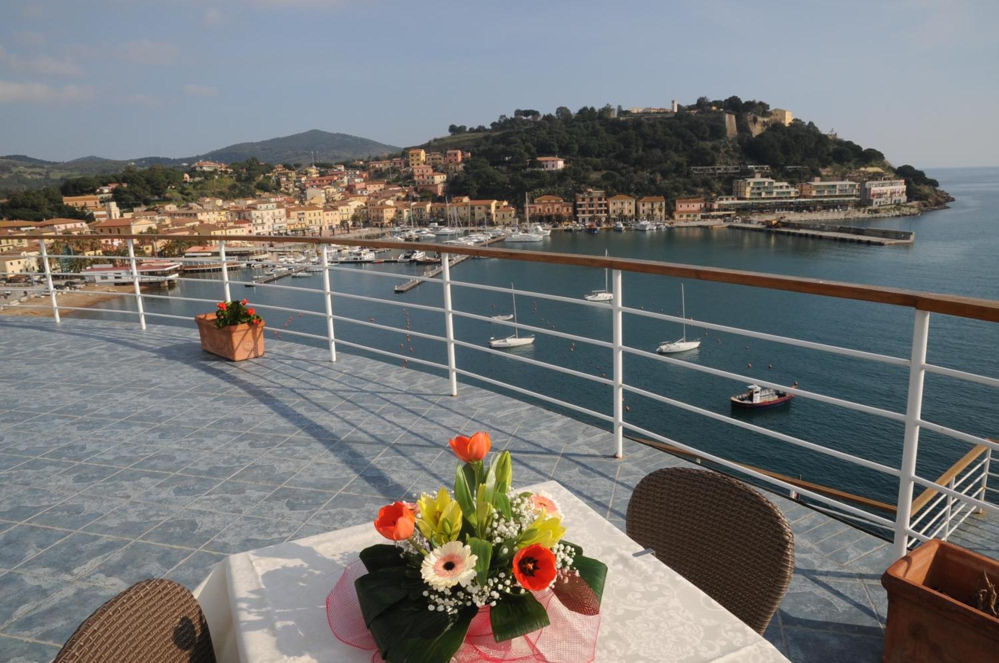 Hotel Plaza Porto Azzurro Εξωτερικό φωτογραφία